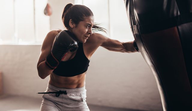 So bekommt ihr sichtbare Bauchmuskeln | Boxendes mädchen, Mädchen training, Kickbox-frauen